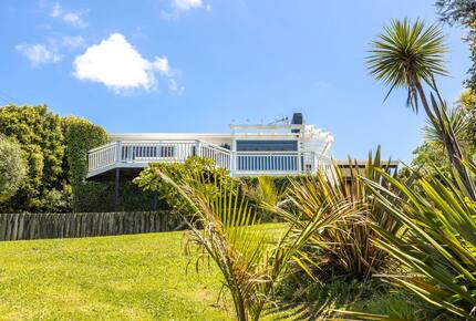 Coastal Comfort | Sunny Waiheke Stay with Ocean Outlook - Waiheke Island, New Zealand