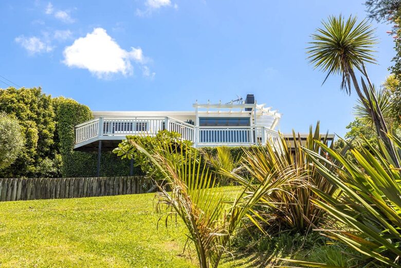 Coastal Comfort | Sunny Waiheke Stay with Ocean Outlook - Waiheke Island, New Zealand