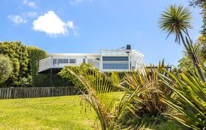 Coastal Comfort | Sunny Waiheke Stay with Ocean Outlook - Waiheke Island, New Zealand