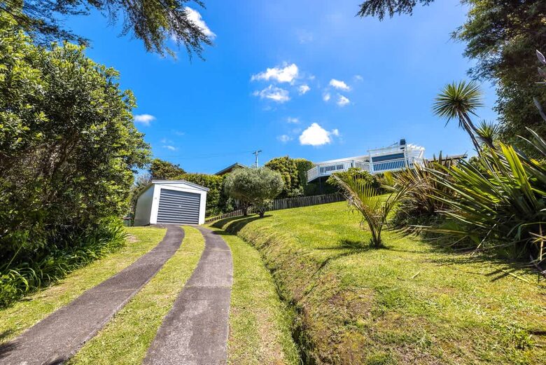 Coastal Comfort | Sunny Waiheke Stay with Ocean Outlook - Waiheke Island, New Zealand