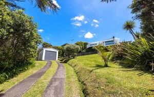 Coastal Comfort | Sunny Waiheke Stay with Ocean Outlook - Waiheke Island, New Zealand
