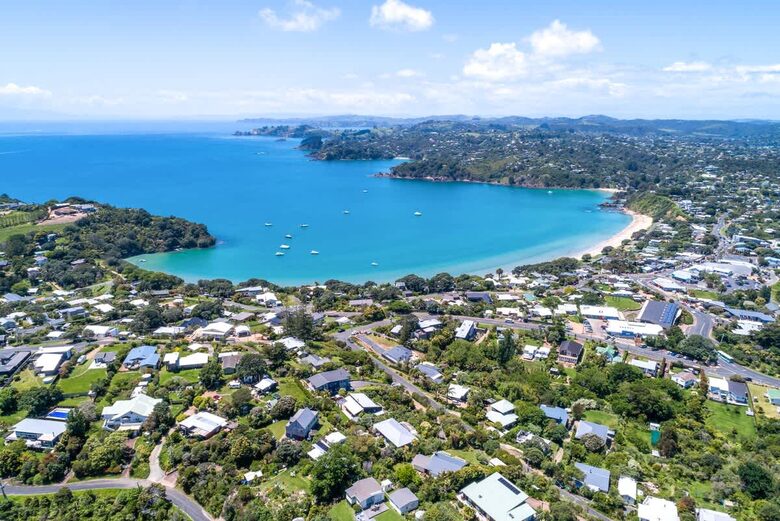 Coastal Comfort | Sunny Waiheke Stay with Ocean Outlook - Waiheke Island, New Zealand