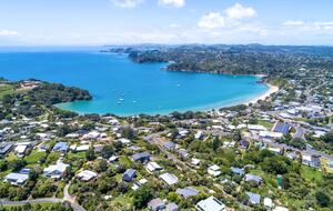 Coastal Comfort | Sunny Waiheke Stay with Ocean Outlook - Waiheke Island, New Zealand