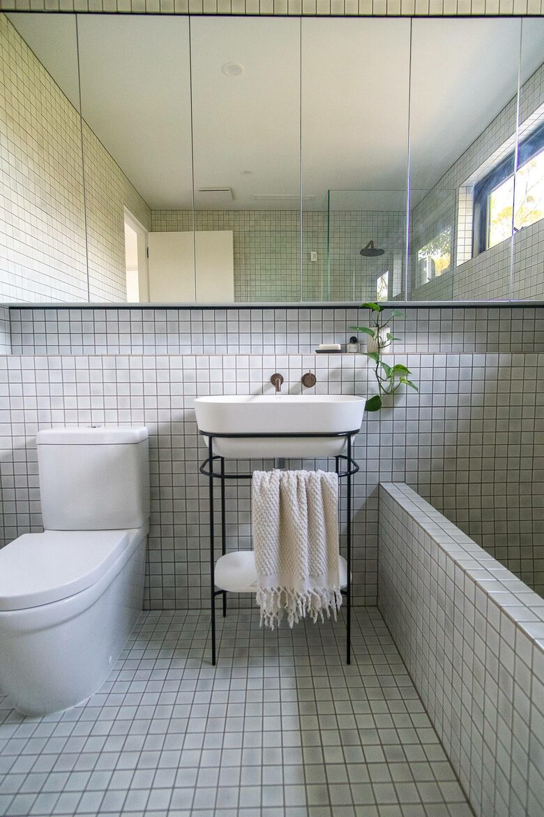 Coastal Escape | Designer Interiors & Resort-Style Pool - Safety Beach, Australia