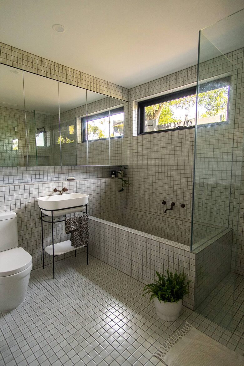 Coastal Escape | Designer Interiors & Resort-Style Pool - Safety Beach, Australia