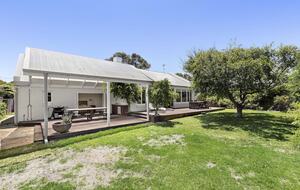 Charming French Cottage by the Barwon River - Barwon Heads, Australia