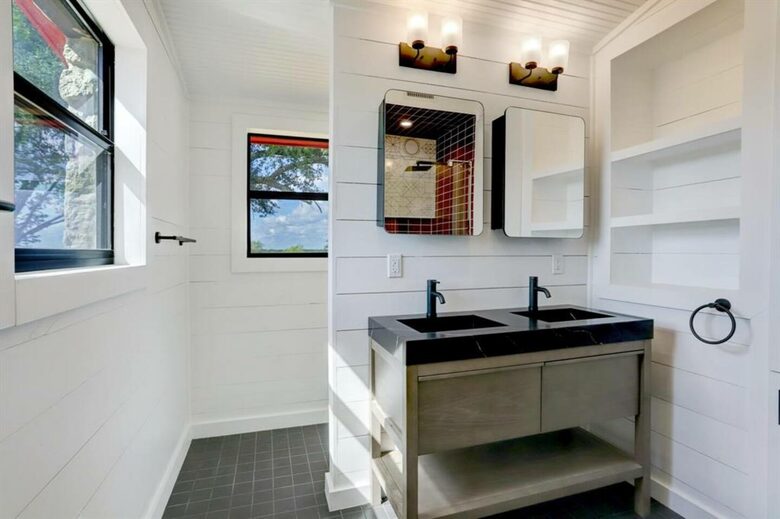 Hilltop Haven in Burton | Two Homes on 11 Acres - Burton, Texas