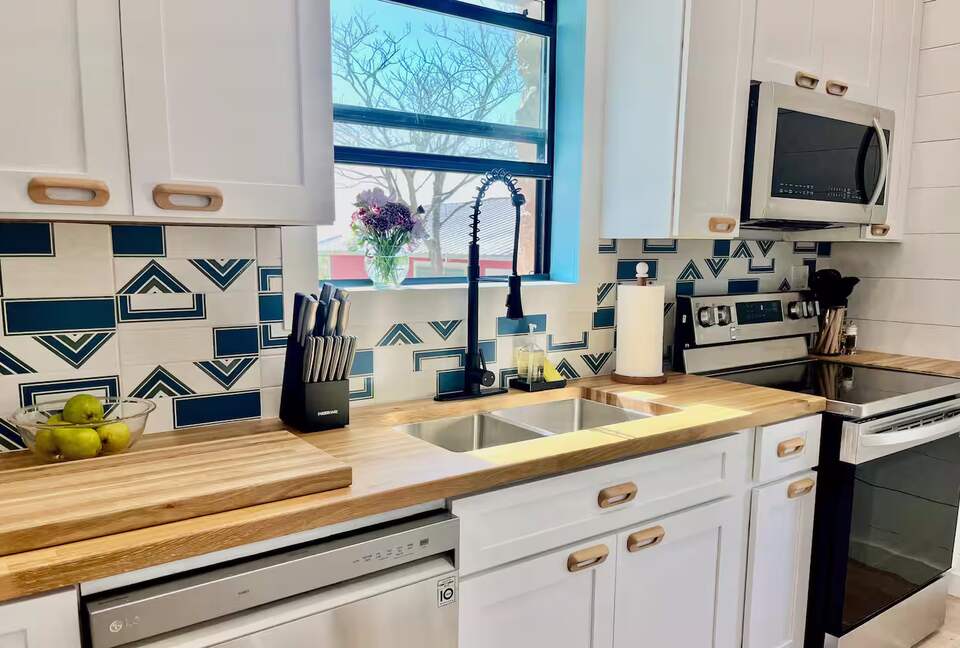 Hilltop Haven in Burton | Two Homes on 11 Acres - Burton, Texas