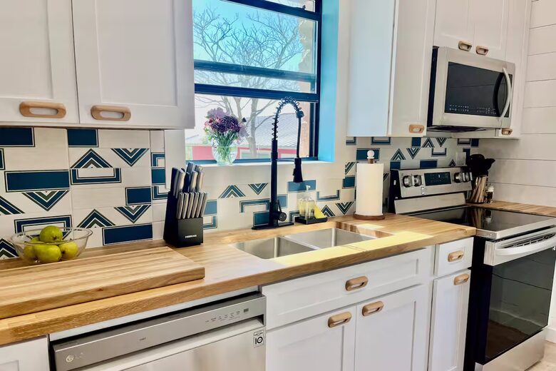 Hilltop Haven in Burton | Two Homes on 11 Acres - Burton, Texas