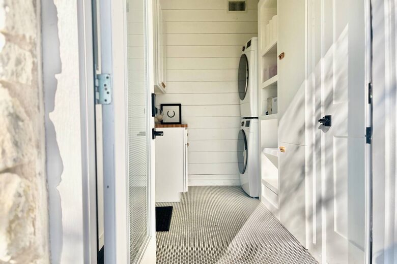 Hilltop Haven in Burton | Two Homes on 11 Acres - Burton, Texas