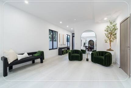 Luxury Grove Getaway – Designer Interiors & Tropical Vibes - Miami, Florida