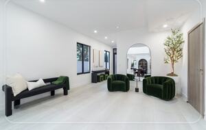 Luxury Grove Getaway – Designer Interiors & Tropical Vibes - Miami, Florida