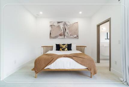 Luxury Grove Getaway – Designer Interiors & Tropical Vibes - Miami, Florida