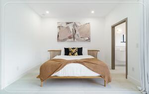 Luxury Grove Getaway – Designer Interiors & Tropical Vibes - Miami, Florida