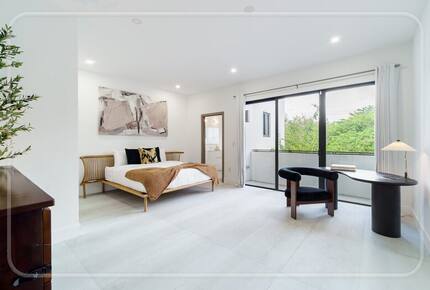 Luxury Grove Getaway – Designer Interiors & Tropical Vibes - Miami, Florida