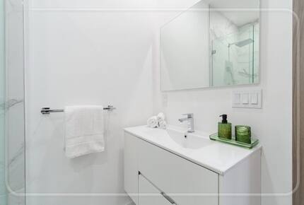 Luxury Grove Getaway – Designer Interiors & Tropical Vibes - Miami, Florida