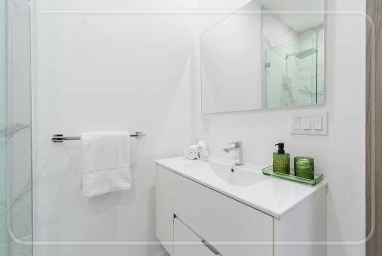 Luxury Grove Getaway – Designer Interiors & Tropical Vibes - Miami, Florida