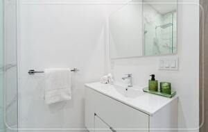 Luxury Grove Getaway – Designer Interiors & Tropical Vibes - Miami, Florida