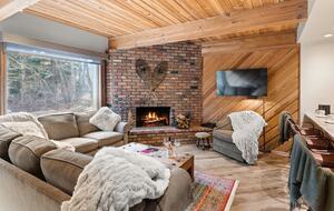 Riverside Retreat | Luxury Townhouse Steps from Aspen Gondola - Aspen, Colorado