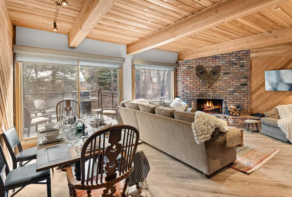 Riverside Retreat | Luxury Townhouse Steps from Aspen Gondola - Aspen, Colorado