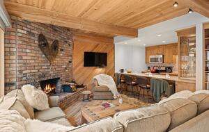 Riverside Retreat | Luxury Townhouse Steps from Aspen Gondola - Aspen, Colorado