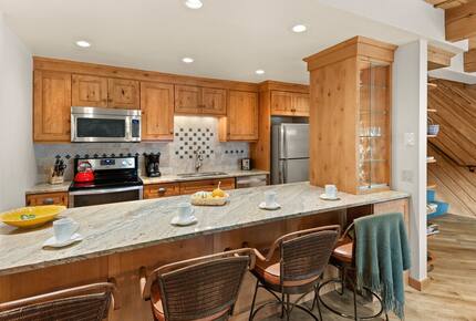 Riverside Retreat | Luxury Townhouse Steps from Aspen Gondola - Aspen, Colorado