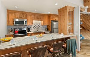 Riverside Retreat | Luxury Townhouse Steps from Aspen Gondola - Aspen, Colorado