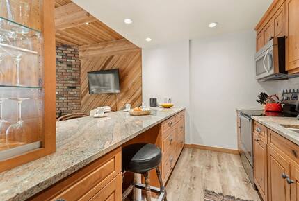 Riverside Retreat | Luxury Townhouse Steps from Aspen Gondola - Aspen, Colorado