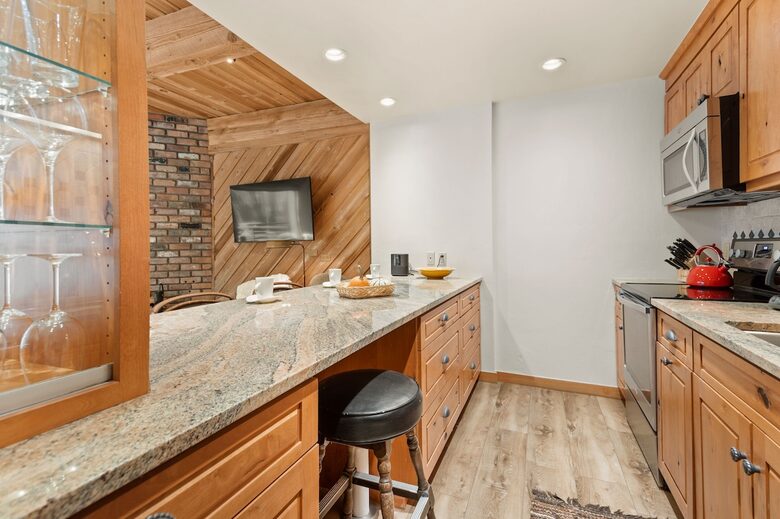 Riverside Retreat | Luxury Townhouse Steps from Aspen Gondola - Aspen, Colorado