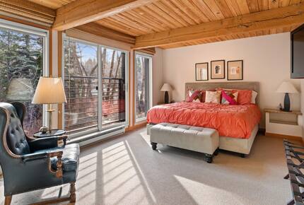 Riverside Retreat | Luxury Townhouse Steps from Aspen Gondola - Aspen, Colorado