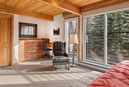 Riverside Retreat | Luxury Townhouse Steps from Aspen Gondola - Aspen, Colorado