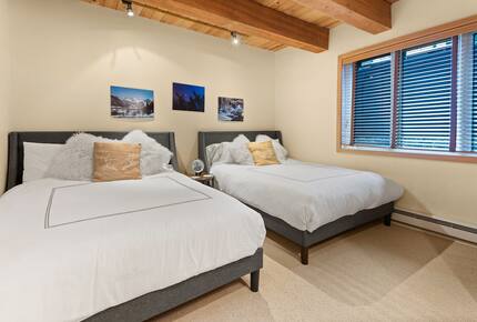 Riverside Retreat | Luxury Townhouse Steps from Aspen Gondola - Aspen, Colorado