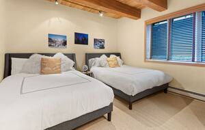 Riverside Retreat | Luxury Townhouse Steps from Aspen Gondola - Aspen, Colorado