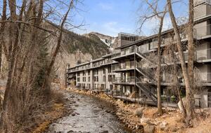 Riverside Retreat | Luxury Townhouse Steps from Aspen Gondola - Aspen, Colorado