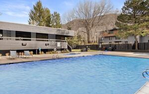 Riverside Retreat | Luxury Townhouse Steps from Aspen Gondola - Aspen, Colorado