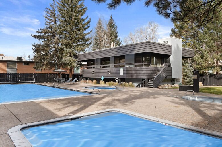 Riverside Retreat | Luxury Townhouse Steps from Aspen Gondola - Aspen, Colorado