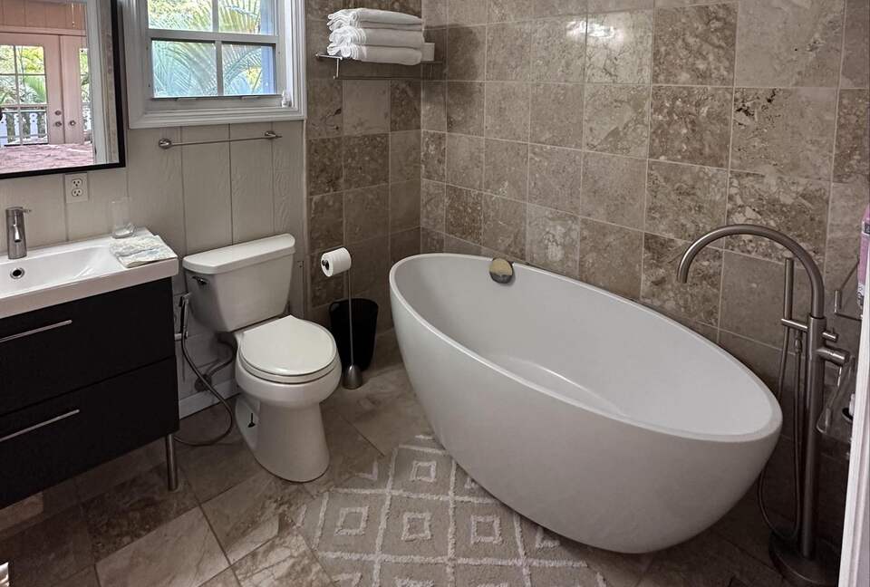 Sunlit Island Hideaway with Waterfront Views - Sugarloaf Key, Florida