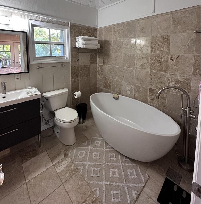 Sunlit Island Hideaway with Waterfront Views - Sugarloaf Key, Florida