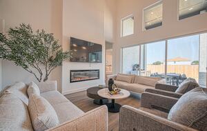 Modern Lakeside Home Minutes from The Woodlands - Tomball, Texas