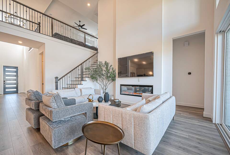 Modern Lakeside Home Minutes from The Woodlands - Tomball, Texas