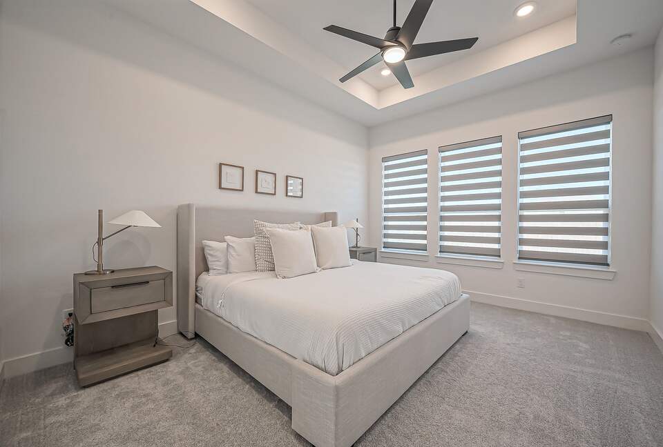 Modern Lakeside Home Minutes from The Woodlands - Tomball, Texas