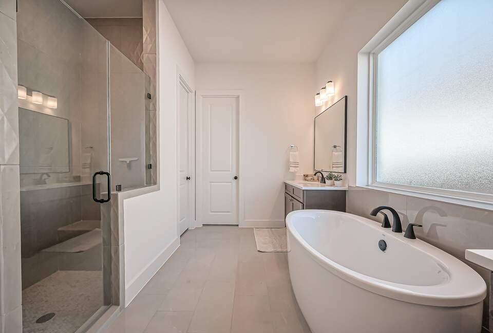 Modern Lakeside Home Minutes from The Woodlands - Tomball, Texas