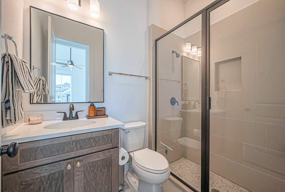 Modern Lakeside Home Minutes from The Woodlands - Tomball, Texas