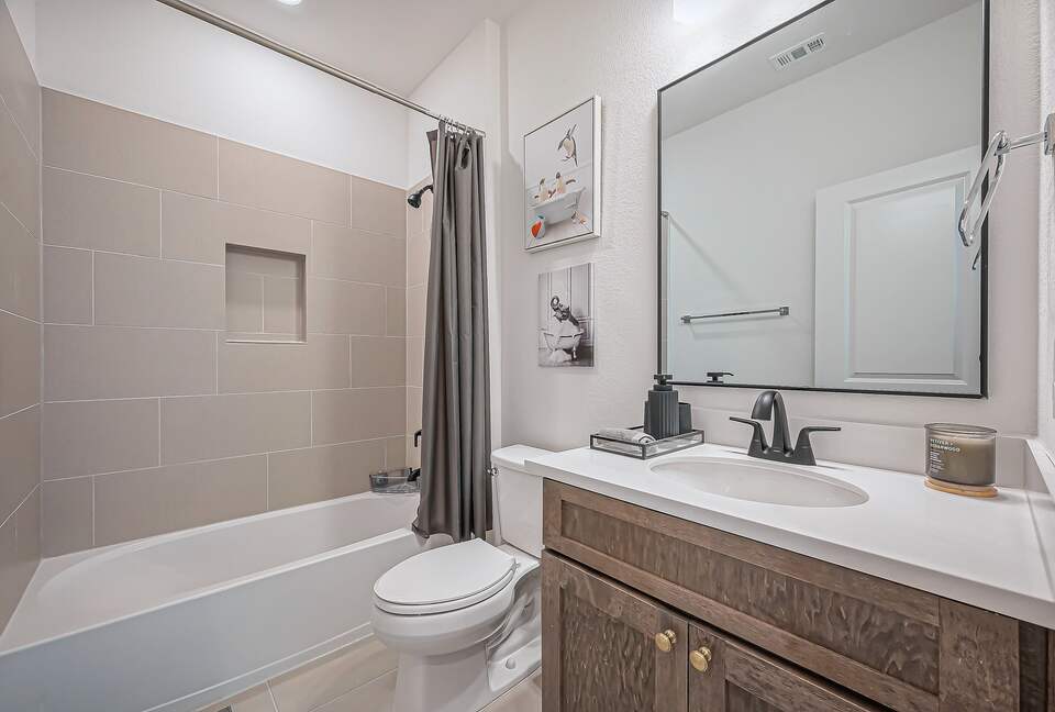 Modern Lakeside Home Minutes from The Woodlands - Tomball, Texas