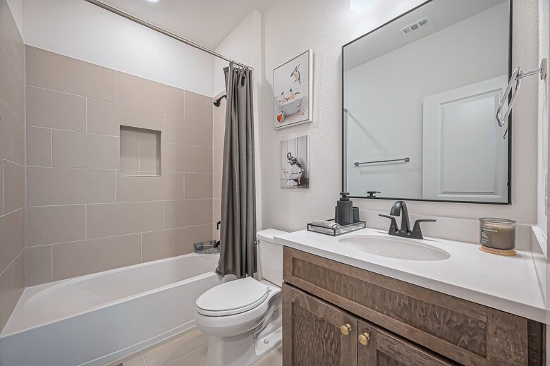 Modern Lakeside Home Minutes from The Woodlands - Tomball, Texas