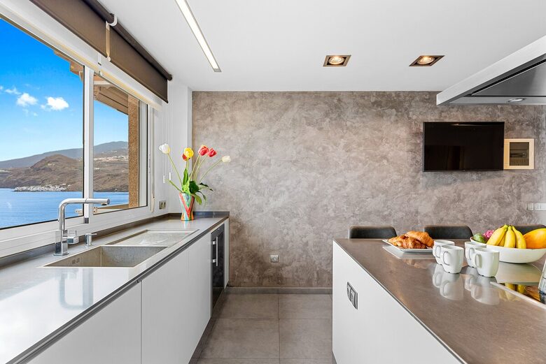 Coastal Serenity: A Seafront Escape in Tenerife - Radazul, Spain