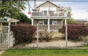 Coastal Haven Steps from the Beach with Viking Kitchen and Deck - Kismet, New York