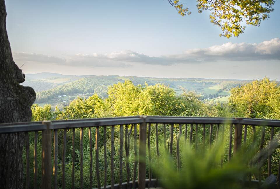 Jaw-dropping Wye Valley views from your private treetop bar