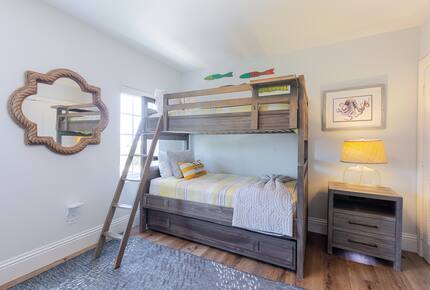 Guest bedroom bunk bed with futon
