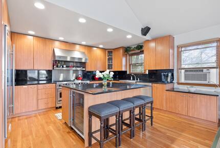 Coastal Haven Steps from the Beach with Viking Kitchen and Deck - Kismet, New York